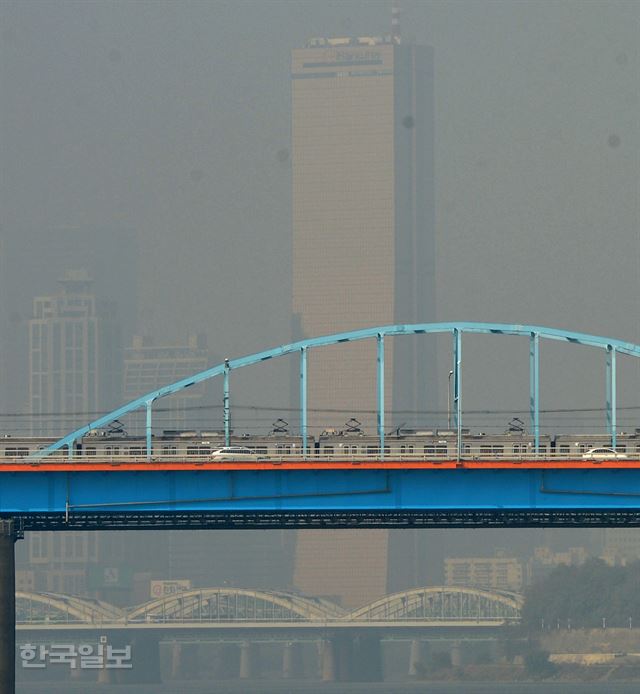 지난달 20일 오전 미세먼지로 뿌옇게 흐려져 있는 한강 일대. 정부가 미세먼지 문제를 해결하기 위한 연구개발 계획을 13일 발표했다. 한국일보 자료사진