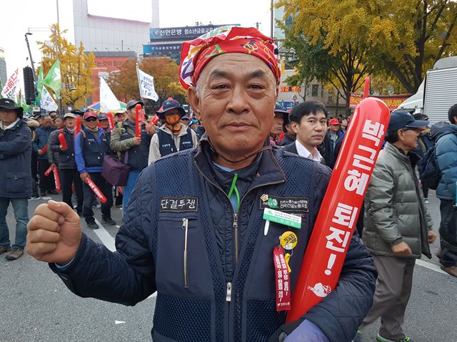 김신영씨가 12일 오후 광화문사거리에서 주먹을 불끈 쥐고 포즈를 취하고 있다. 김정현 기자