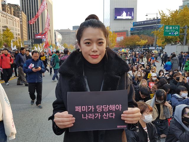 심미섭씨가 12일 오후 광화문사거리에서 페미니스트 정당을 창당하겠다는 포부를 밝히고 있다. 김정현 기자