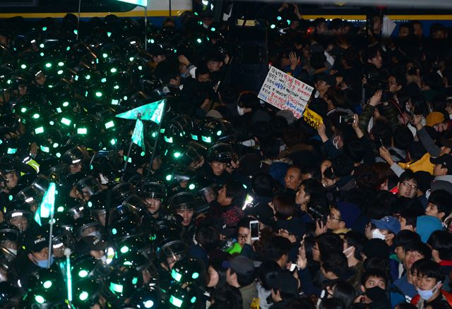 촛불집회 참가자들이 12일 저녁 청와대 앞 종로구 내자동 로타리에서 경찰과 대치하고 있다. 사진공동취재단