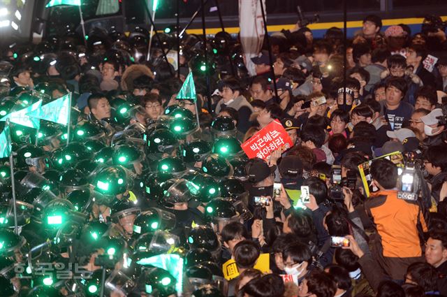 12일 오후 청와대로 가는 길목인 서울 종로구 내자동 경복궁역 입구에모인 시민들이 차벽을 세우고 청와대로의 행진을 막는 경찰과 대치 하고 있다. 신상순 선임기자ssshin@hankookilbo.com