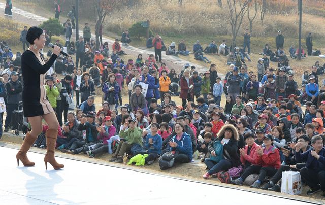 남산 걷기 대회'에 참가한 시민들이 식후행사로 가수 박승희씨의 공연을 보고 있다.