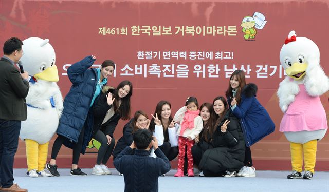 제461회 한국일보 거북이 마라톤 '환절기 면역력 증진에 최고! 오리소비 촉진을 위한 남산 걷기 대회'에 참가한 어린이가 미스코리아들과 기념촬영을 하고 있다.