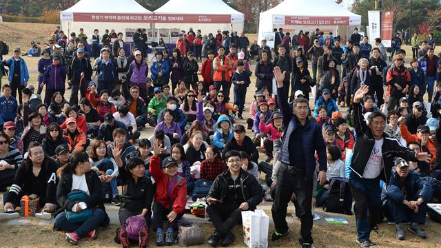 13일 남산 뱀범광장에서 제 461회 한국일보 거북이 마라톤 '환절기 면연력 증진에 최고! 오리고기 소비촉진을 위한 남산 걷기대회'에 참가한 시민들이 걷기운동을 끝낸 후 열린 식후행사 오리상식문제를 풀고 있다. 왕태석기자 kingwang@hankookilbo.com