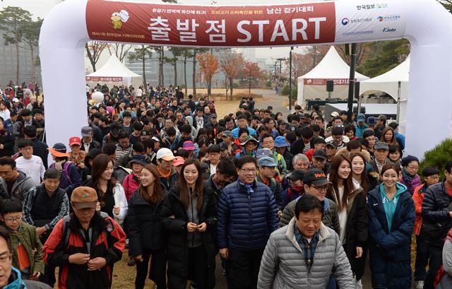 시민들이 출발점을 힘차게 걷고 있다.