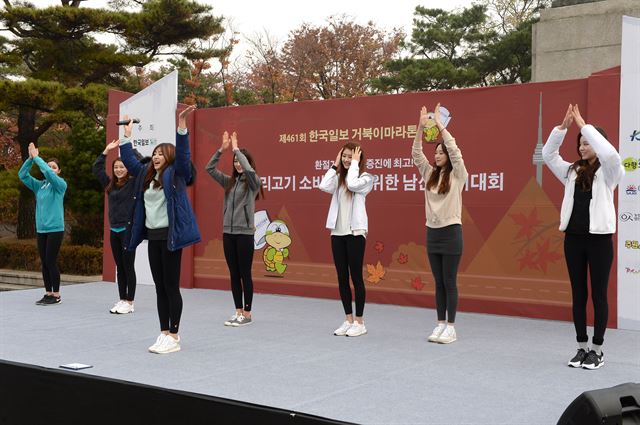 미스코리아들이 준비체조 시범을 보이고 있다.