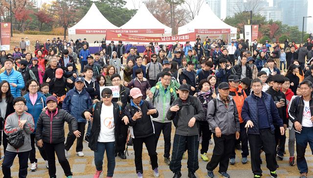 오리소비 촉진을 위한 남산 걷기 대회'에 참가한 시민들이 출반 전 준비운동을 하고 있다.