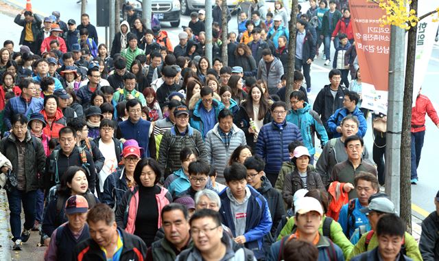 13일 서울 중구 남산 백범광장에서 한국일보가 주최하고 한국오리협회와 오리자조금관리위원회 주관으로 연린 제461회 한국일보 거북이 마라톤 '환절기 면역력 증진에 최고! 오리소비 촉진을 위한 남산 걷기 대회'에 참가한 시민들이 남산길을 걷고 있다.