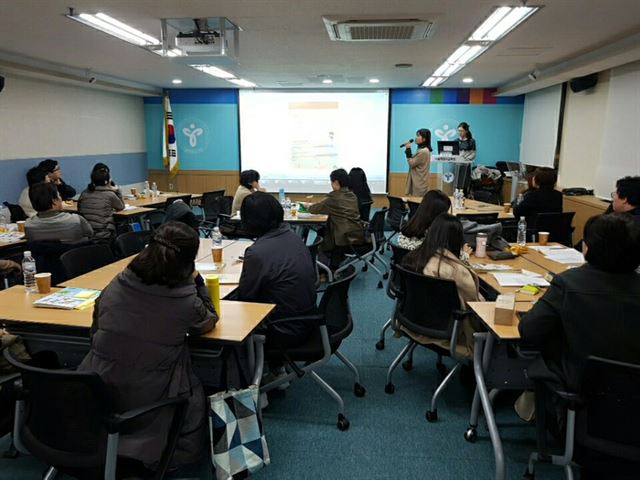 8일 서울시교육청 201호에서 '학교와 성인지적 관점의 만남'을 주제로 열린 '성 인권 교사 직무 연수' 2일차 강연에 참여한 교사들이 조별로 모여 앉아 현행 교과서의 성차별적 요소를 분석해 발표하고 있다. 김민정 기자