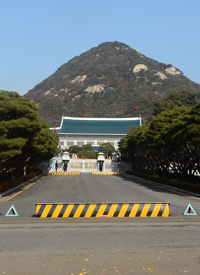 서울 광화문광장에서 박근혜 대통령의 하야를 요구하는 촛불집회가 열린 13일, 청와대엔 적막이 감돌았다. 연합뉴스