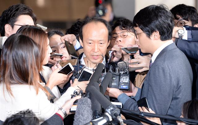 청와대 문고리 3인방 중 한 명인 이재만 전 대통령비서실 총무비서관이 14일 오전 서울 서초구 서울중앙지검에 출석해 기자들의 질문에 답변하고 있다. 홍인기 기자