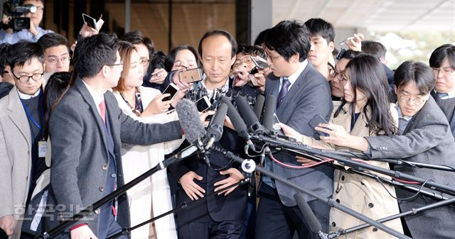 청와대 문고리 3인방 중 한 명인 이재만 전 대통령비서실 총무비서관이 14일 오전 서울 서초구 서울중앙지검에 출석해 기자들의 질문에 답변하고 있다. 홍인기 기자