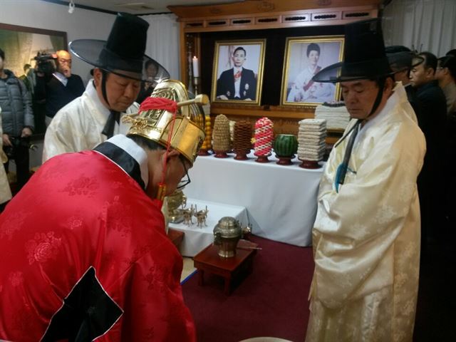 남유진(빨간 옷) 경북 구미시장이 14일 박대통령 생가에서 열린 숭모제에서 제를 올리고 있다. 추종호기자 choo@hankookilbo.com