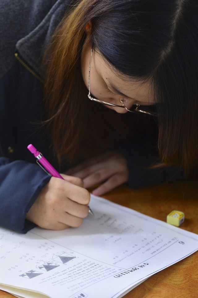 수능을 나흘 앞둔 13일 오후 서울 노량진 종로학원에서 수험생이 막바지 공부를 하고 있다. 뉴스1