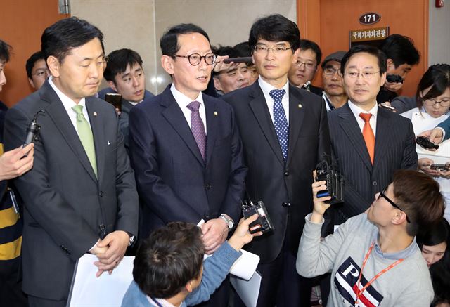 국민의당 김관영(왼쪽부터), 새누리당 김도읍, 더불어민주당 박완주 원내수석부대표가 14일 오후 국회 정론관에서 최순실 국정농단 의혹 사건에 대한 별도의 특별검사법에 합의한 내용을 발표하고 있다. 오른쪽은 기본 초안을 잡은 더불어민주당 박범계 의원. 연합뉴스