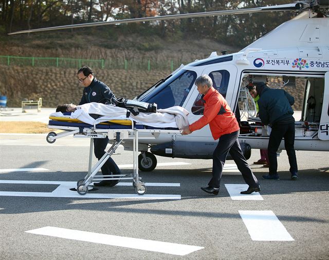 단국대병원 의료진이 닥터헬기로 이송한 응급환자를 권역응급의료센터로 옮기고 있다. 단국대 병원 제공