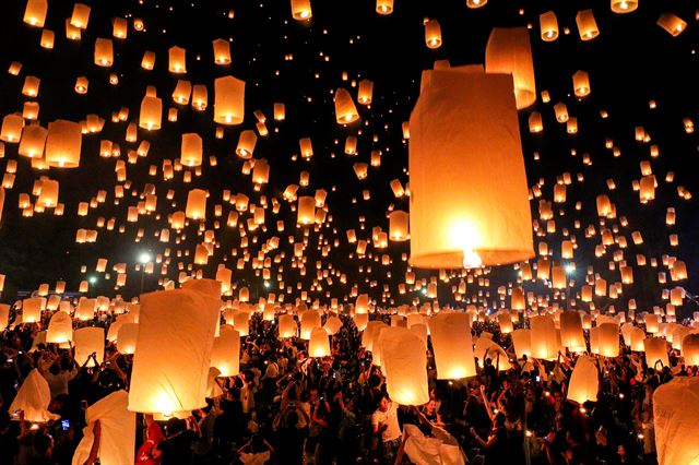 태국 치앙마이에서 14일(현지시간) 이벵 축제(Yi Peng Festival)가 열리고 있는 가운데 시민들이 하늘로 날려보내는 '꼼러'라 불리는 풍등이 밤하늘을 수놓고 있다. 로이터 뉴스1