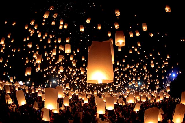 태국 치앙마이에서 14일(현지시간) 이벵 축제(Yi Peng Festival)가 열리고 있는 가운데 시민들이 '꼼러'라 불리는 풍등을 하늘로 날려 보내고 있다. 로이터 뉴스1