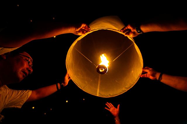 태국 치앙마이에서 14일(현지시간) 이벵 축제(Yi Peng Festival)가 열리고 있는 가운데 시민들이 '꼼러'라 불리는 풍등을 하늘로 날려 보낼 준비를 하고 있다. 로이터 뉴스1