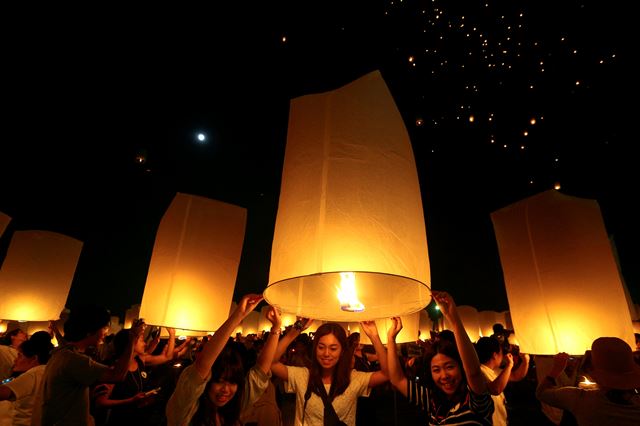 태국 치앙마이에서 14일(현지시간) 이벵 축제(Yi Peng Festival)가 열리고 있는 가운데 시민들이 '꼼러'라 불리는 풍등을 하늘로 날려 보낼 준비를 하고 있다. 로이터 뉴스1