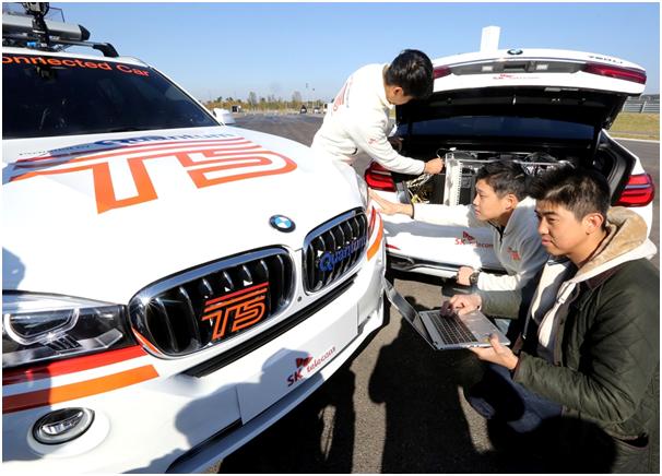 SK텔레콤 직원들이 인천 영종도 BMW 드라이빙센터에서 BMW코리아와 함께 개발한 5세대(5G) 커넥티드 카를 시연하고 있다. SK텔레콤 제공