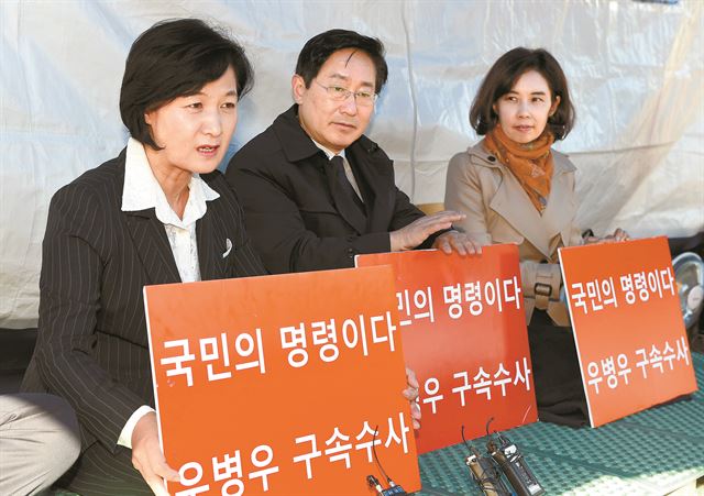 추미애 더불어민주당 대표가 15일 오후 서울 서초구 중앙지검 앞에 마련된 우병우 전 민정수석의 구속 수사를 촉구하는 더불어민주당 천막 농성장을 방문해 농성 참가자들과 대화를 하고 있다. 뉴스1