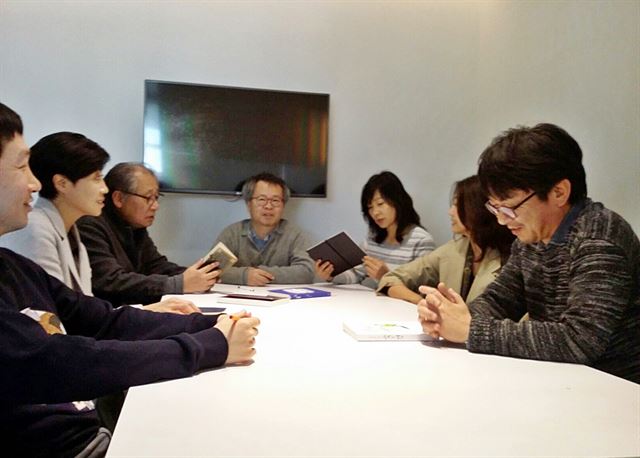 한국일보문학상 본심 심사위원들이 지난달 30일 서울 중구 한국일보 본사에서 최종 심사를 하고 있다. 왼쪽부터 시계방향으로 서평가 금정연, 시인 김소연, 문학평론가 황현산 김영찬, 소설가 은희경, 문학평론가 신수정 김형중씨. 황수현 기자 sooh@hankookilbo.com