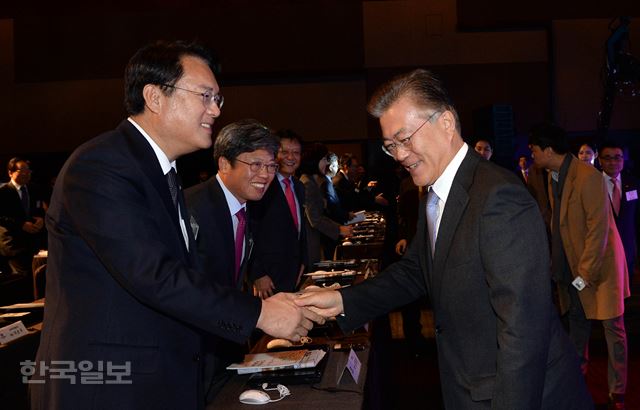 정진석 새누리당 원내대표와 문재인 전 더불어민주당 대표가 16일 한국일보 주최로 열린 '2016 차이나포럼’을 찾아 악수를 나누고 있다. 김주성기자 poem@hankookilbo.com