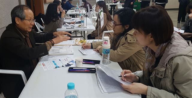 대구 북구 어울아트센터 전시관에서 열린 '구인ㆍ구직 만남의 날' 행사에서 구직자들이 면접을 보고 있다.