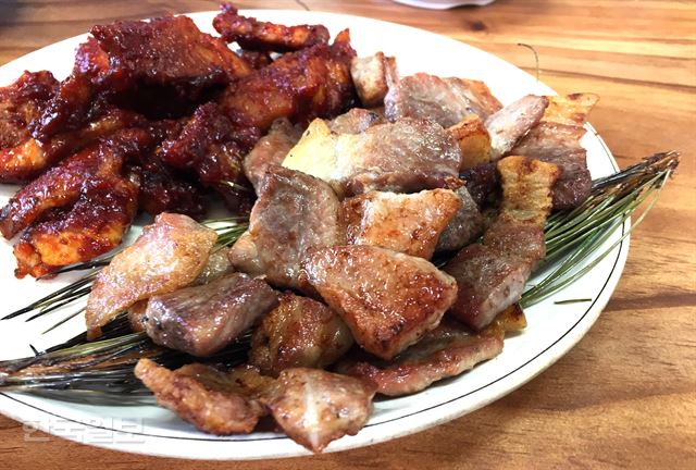 봉화에서만 맛볼 수 있는 봉성돼지숯불구이. 소나무 숯을 이용하고 솔잎을 얹어 굽는다.