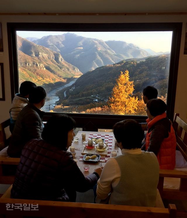 오른쪽 창가 자리는 행운을 가져다 주는 ‘왕위’ 터로 입 소문을 타고 있다.