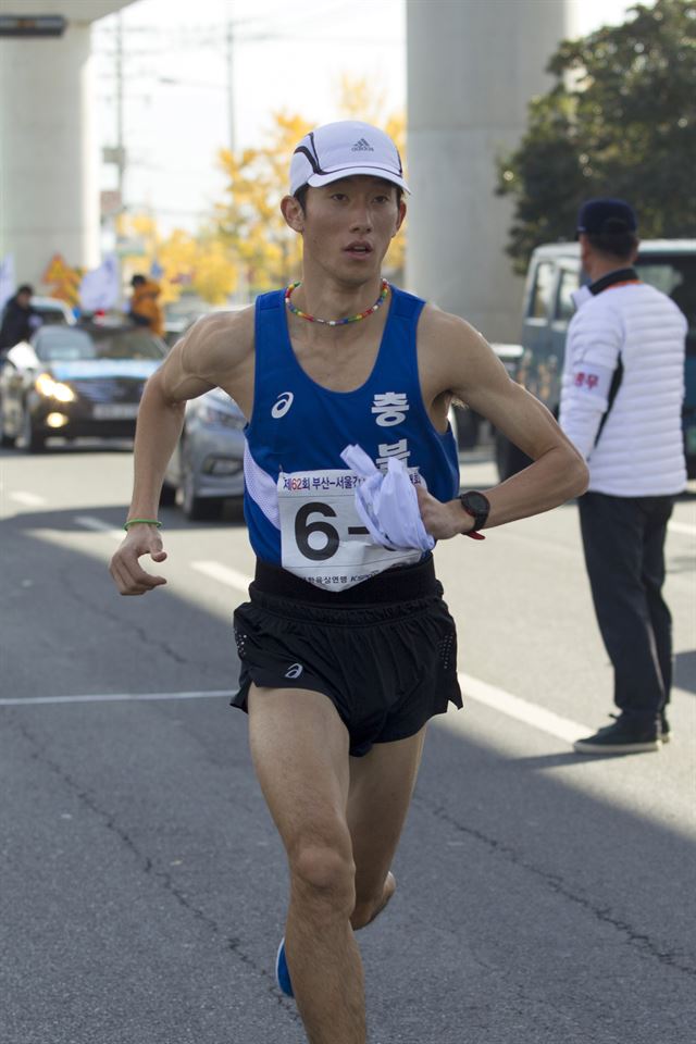 16일 경부역전 마라톤 첫째 날 레이스에 나선 충북대표 최병수. 대한육상연맹 제공