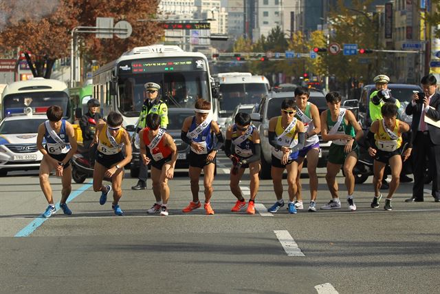 제62회 부산-서울간 대역전경주대회 참가선수들이 16일 부산시청에서 출발하고 있다. 대회는 19일까지 열린다. 대한육상연맹 제공