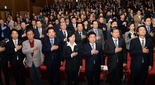 추미애(가운데) 더불어민주당 대표가 16일 오후 국회 의원회관에서 열린 '박근혜 대통령 국민법정에 서다' 토론회에서 참석자들과 함께 국기에 대한 경례를 하고 있다.연합뉴스