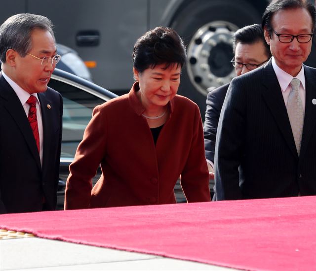 박근혜 대통령이 8일 오전 국회를 방문해 차에서 내려 국회의사당으로 향하고 있다. 왼쪽은 우윤근 국회 사무총장, 오른쪽은 허원제 정무수석. 배우한기자