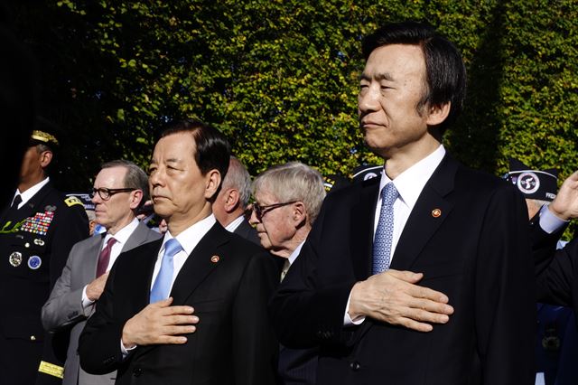 윤병세 외교부 장관(오른쪽)과 한민구 국방부 장관(왼쪽)이 지난달 18일(현지시간) 미국 워싱턴DC의 한국전쟁 참전용사 기념공원에 헌화하기 앞서 국기에 경례하고 있다. 연합뉴스