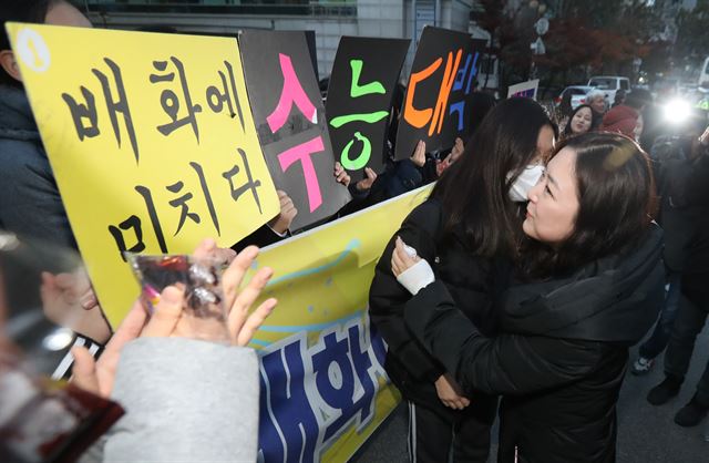 2017학년도 대학수학능력시험이 치러진 17일 오전 서울 중구 이화여자외국어고등학교에서 배화여고 교사가 고사장으로 향하는 수험생을 격려하고 있다. 이날 수능은 전국 85개 시험지구, 1천183개 시험장에서 일제히 실시된다. 올해 수능에는 지난해보다 2만5천200명이 감소한 60만5천987명이 응시했다. 연합뉴스