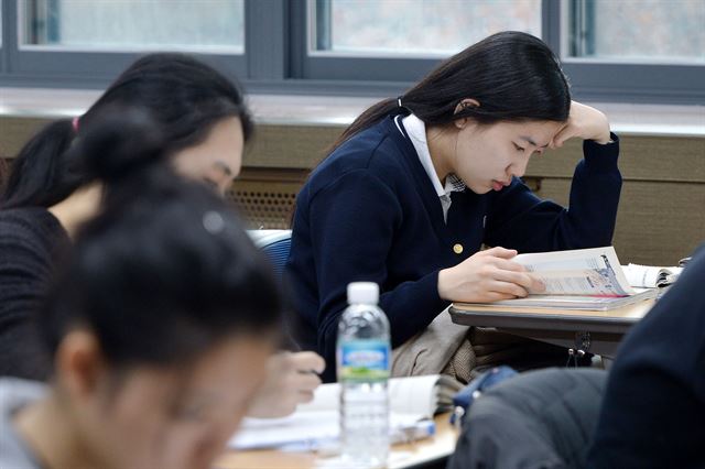 2017학년도 대학수학능력시험(수능)이 실시된 17일 오전 서울 중구 이화여자외국어고등학교 고사장에서 수험생들이 시험 시작에 앞서 준비를 하고 있다. 배우한기자