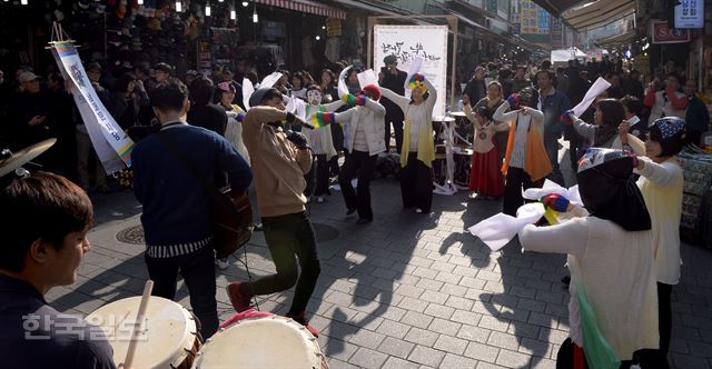 17일 오후 서울 중구 남대문시장에서 열린 ‘남대문시장 축제 남대문 상인들이 뿔났다’에서 시민들과 상인들이 공연을 즐기고 있다. 김주성기자 poem@hankookilbo.com