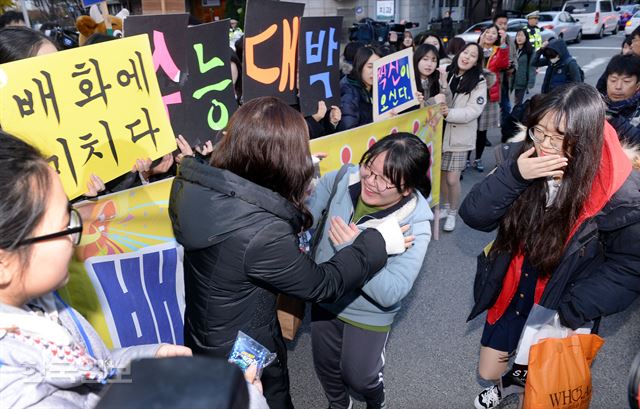 2017학년도 대학수학능력시험일인 17일 오전 서울 이화외고 앞에서 선생님이 수험생들을 안아주며 격려하고 있다.배우한기자