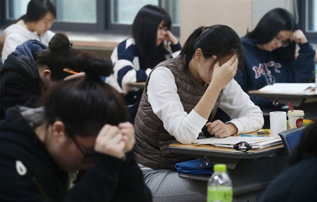 2017학년도 대학수학능력시험일인 17일 오전 서울 이화여자외국어고등학교 고사장에서 수험생들이 시험 준비를 하고 있다. 배우한기자