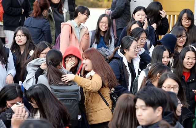 대학수학능력시험을 마치고 나온 수험생들의 모습. 한국일보 자료사진