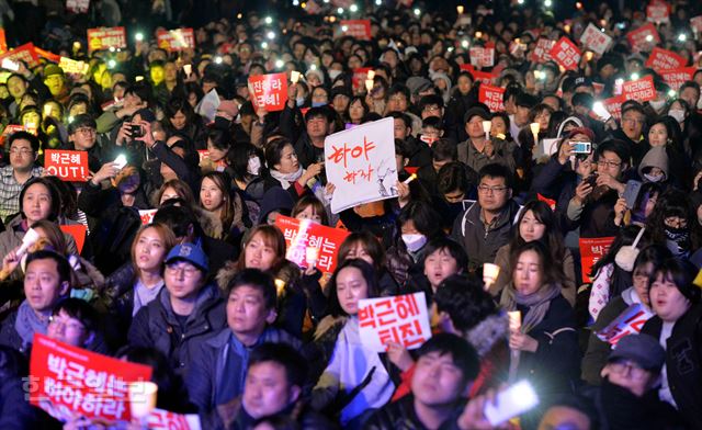 2016년 민중총궐기 대규모 집회가 열린 12일 저녁 서울 광화문 광장에서 시민들이 촛불을 들고 구호를 외치고 있다. 서재훈기자 spring@hankookilbo.com