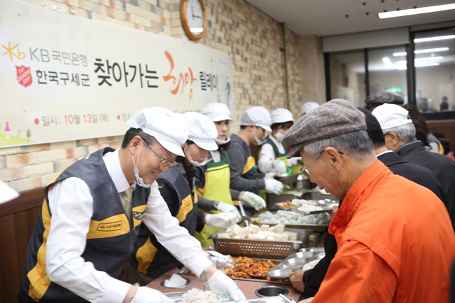 국민은행 임직원들이 소외계층을 찾아가 배식 봉사활동을 하고 있다. 맨 왼쪽은 KB국민은행 신홍섭 소비자브랜드전략그룹 대표.