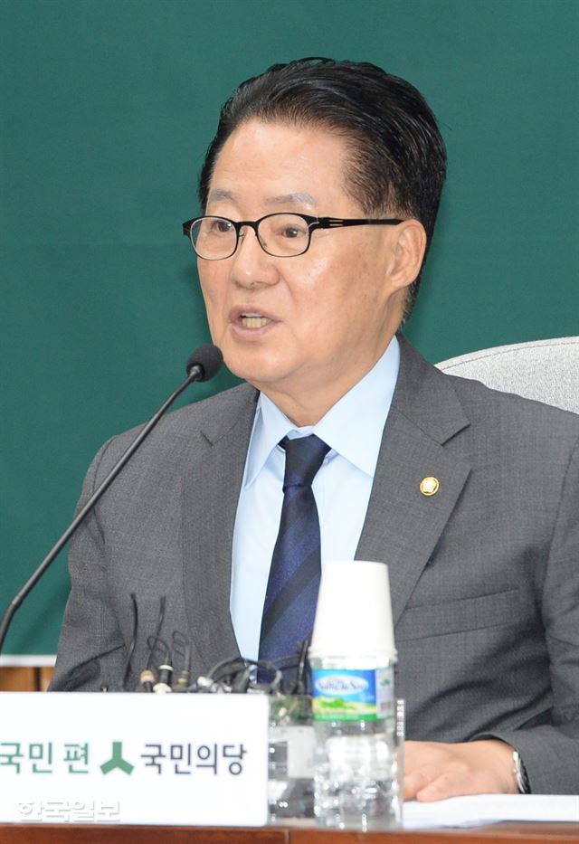 박지원 국민의당 비상대책위원장 겸 원내대표가 17일 국회에서 열린 비대위원ㆍ국회의원 연석회의에서 발언하고 있다. 오대근기자 inliner@hankookilbo.com