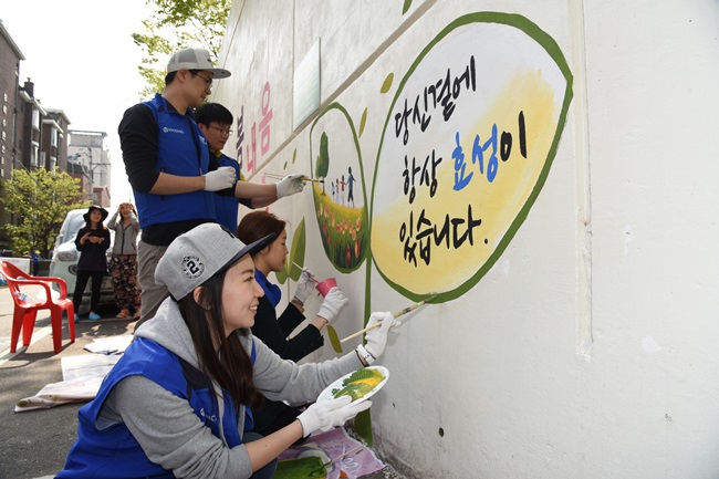 4월 15일 효성 중공업PG와 협력사들이 서울시 마포구 망원동 일대에서 벽화 그리기 봉사활동을 하고 있다.