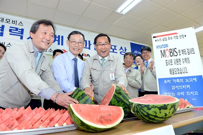 협력사들에게 계절과일인 수박을 배달해 맛있는 포상을 하고 있다.