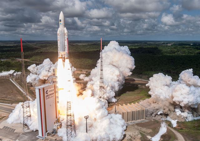 17일(현지시간) 유럽우주항공국(ESA)과 프랑스 국립우주연구원(CNES), 아리안 스페이스사(社)가 공개한 아리안5 로켓의 모습. 쿠루(남미 프랑스령 기아나)=AFP 연합뉴스