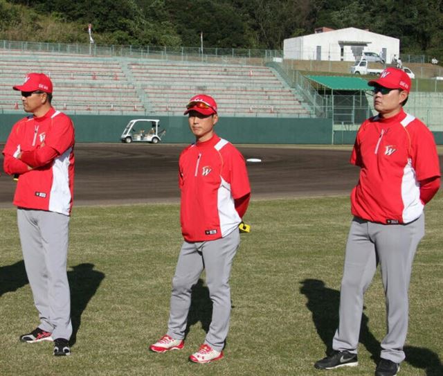 올 시즌 SK에 새로 합류한 박계원(왼쪽부터) 수비코치, 정수성 작전 및 주루코치, 최상덕 투수코치가 일본 가고시마 마무리캠프에서 선수들의 훈련 모습을 바라보고 있다. SK 제공