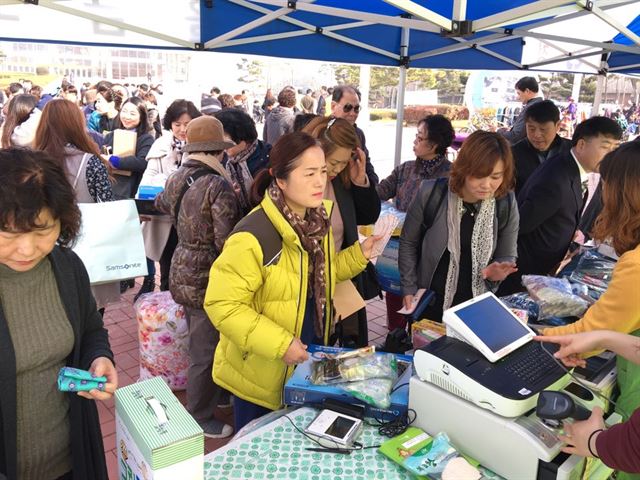 18일 경산실내체육관 앞에서 열린 희망나눔 바자회에 소비자들의 발길이 이어지고 있다. 경산시ㆍ청도군새마을금고협의회 제공